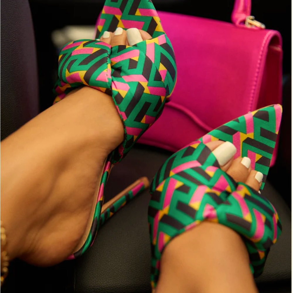 I am selling the Darya Green Multi Heel from Miss Lola. This is a true size 6.